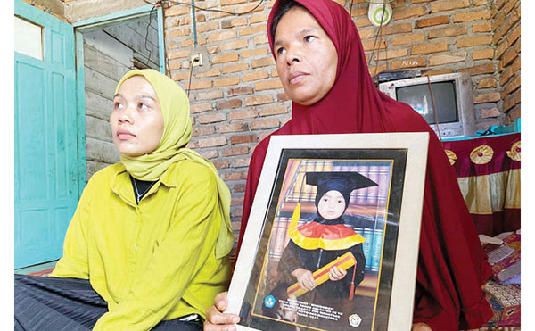 Kasus Siswi SD Tewas Dibakar Teman Naik ke Tahap Penyidikan, Polisi juga Dalami Unsur Kelalaian Pihak Sekolah, Guru Olahraga yang Perintahkan Bakar Sampah 1 PEGANG FOTO— Keluarga memegang foto almarhumah Aldelia di rumah duka yang meninggal diduga akibat dibakar temannya saat gotong royong
di sekolah.