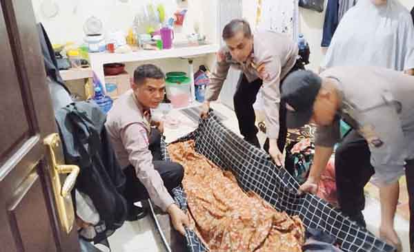 Mahasiswi UIN Imam Bonjol Padang Ditemukan Meninggal di Kosan, Sempat Muntah dan Mengeluh Sakit Perut 1 DITEMUKAN MENINGGAL— Polisi melakukan olah TKP ditemukannya mahasiswi
UIN Imam Bonjol Padang meninggal dalam kamar kos.