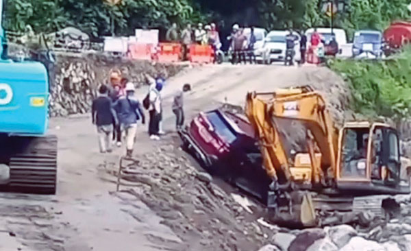 MOBIL TERPEROSOK— Viral di media sosial mobil terperosok di jalan yang sedang dilakukan perbaikan di kawasan Lembah Anai, Kabupaten Tanahdatar.