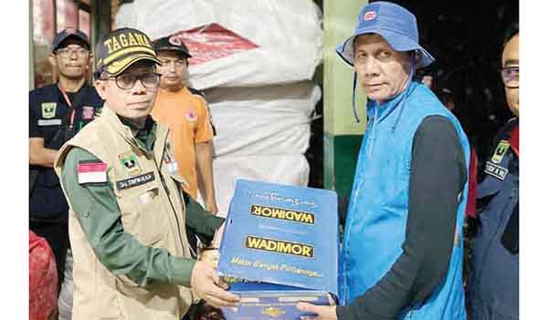 Penuhi Kebutuhan Warga Terdampak Bencana, Pemprov Sumbar Operasionalkan 3 Dapur Umum 1 SALURKAN BANTUAN— Dinas Sosial Provinsi Sumbar menyalurkan bantuan kepada para pengungsi korban banjir bandang.