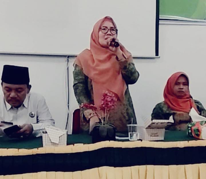 Kepala Sekolah MTsN 2 Tanahdatar Aslinda, M.Pd saat sampaikan sabutan di MAN 2 Pesisir Selatan. (chandra antoni)