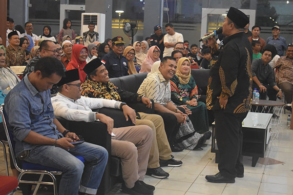 Maimbau Dunsanak Nan Jauh, Mampadakek Dunsanak Nan Tibo, Jalin Silaturahmi, PKDP Kota Padang Halal Bihalal 1 SAMBUTAN—Ketua DPD PKDP Kota Padang Amril Amin, S.AP, MM memberikan sambutan di acara Halal Bi Halal di hadiri Bupati Padang Pariaman Suhatri Bur dan Bupati Solok Epyardi Asda,Ketua DPW PAN Sumbar Indra Dt Rajo Lelo.