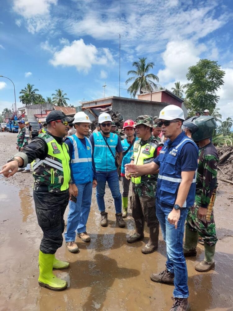BANJIR dan LOngsor --Hujan deras disertai angin kencang yang melanda Kota Bukittinggi, Kota Padang Panjang dan Kabupaten Agam , Tanah datar pada Sabtu (11/05) lalu telah mengakibatkan terjadinya banjir  bandang atau galodo pada beberapa titik lokasi di Bukittinggi, Koto Tuo, Tanah Datar , Padang Panjang dan sekitarnya.