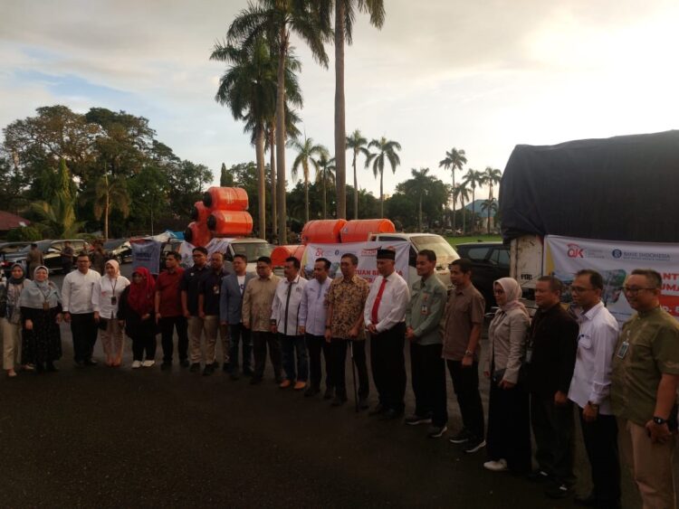 FK IJK Sumbar Salurkan Bantuan Rp837,9 Juta untuk Korban Bencana 1 SERAHKAN BANTUAN-- Gubernur Sumbar, Mahyeldi Ansharullah bersama Ketua FK IJK Sumbar, Gusti Candra, Pembina Guntar Kumala, Deputi Perwakilan BI Sumbar, Dandy Indarto Saseno dan Anggota FK IJK Sumbar saat penyerahan bantuan untuk korban bencana.