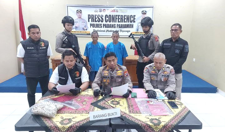 PEMBUNUHAN— Kapolres Padangpariaman AKBP Ahmad Faisol Amir memaparkan penangkapan kakak beradik pelaku pembunuhan yang mayat korbannya ditemukan dalam sumur di Korong Kasiak Putiah, Nagari Singguling, Kecamatan Lubuak Aluang.