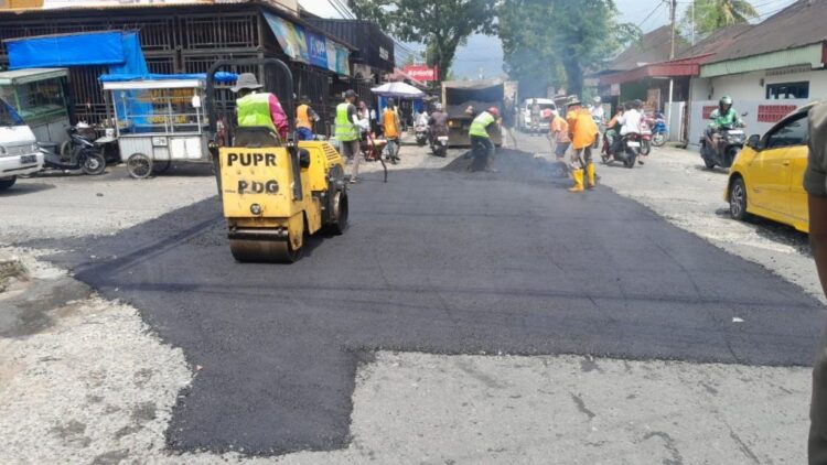 Pemko Padang Kebut Perbaikan Jalan 1 PERBAIKAN JALAN— Dinas PUPR Kota Padang melakukan perbaikan atau patching jalan dari Simpang Malintang, Kecamatan Pauh.