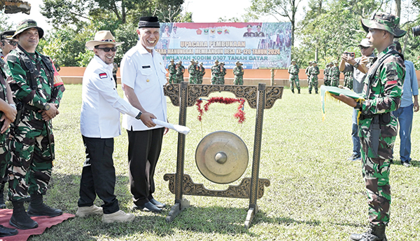 Gubernur Sumbar, Mahyeldi Ansharullah didampingi Bupati Tanah Datar, Eka Putra memukul gong tanda dimulainya TMMD ke-120 di Tanah Datar.