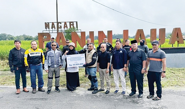 BNI BERBAGI— Direktur Network & Services (NWS) BNI, Ronny Venir dan RCEO BNI W02 Khairul Salam, menyerahkan bantuan program “BNI Berbagi” kepada masyarakat terdampak erupsi Gunung Marapi dan juga menyalurkan bantuan paket sembako di Alahan Panjang Solok.
