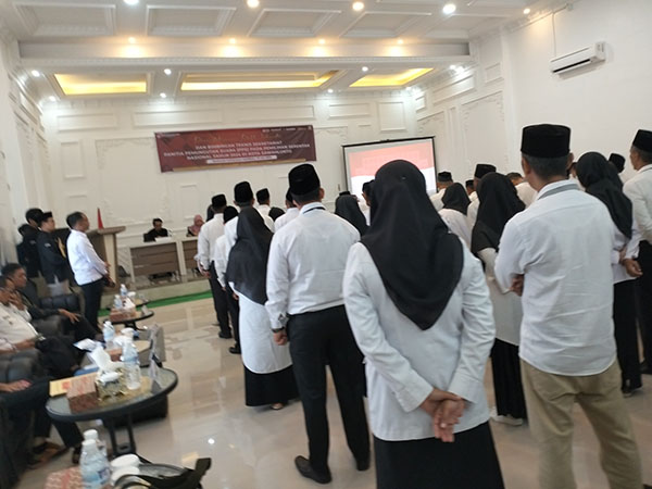 111 Orang Sekretariat PPS Teken Fakta Integritas 1 GELAR—Komisi Pemilihan Umum (KPU) Sawahlunto gelar Penandatanganan Fakta Integritas dan Bimbingan Teknis Sekretariat Panitia Pemungutan Suara (PPS) pada Pemilihan Serentak Nasional Tahun 2024 di Kota Sawahlunto, Rabu (29/5).