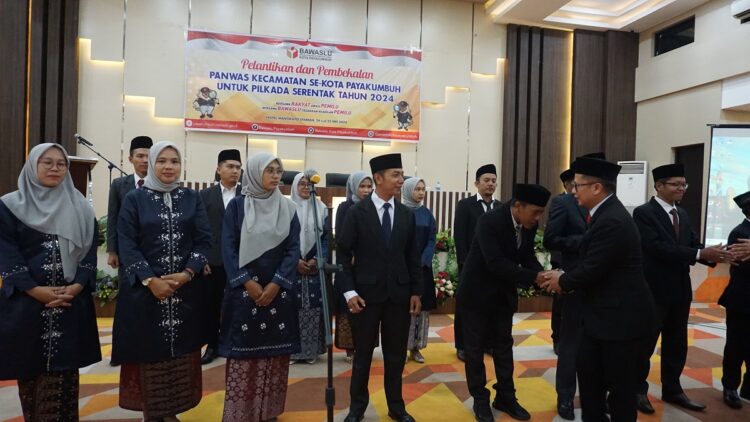 UCAPAN SELAMAT—Ketua Bawaslu Kota Payakumbuh Aan Muharman saat memberikan ucapan selamat kepada Panwascam.