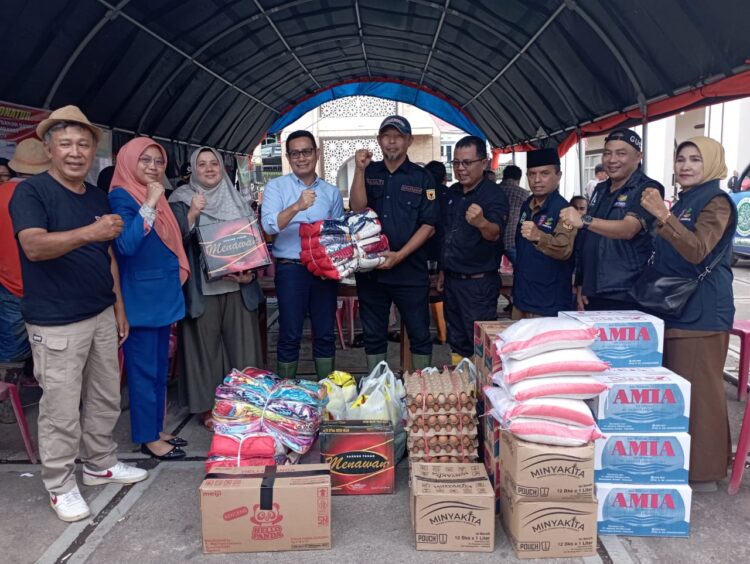 Tim Reaksi Cepat (TRC) Bank Nagari serahkan bantuan untuk korban Galodo di Nagari Parambahan. (chandra antoni)