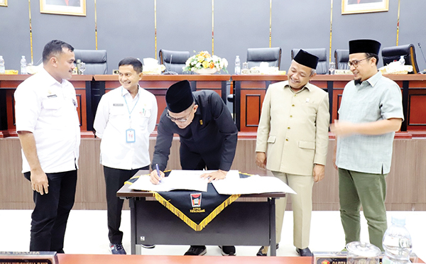 Seluruh Fraksi DPRD Setujui Ranperda Pertanggungjawaban Pelaksanaan APBD Kota Padang 2023 1 menandatangani --Ketua DPRD Kota Padang Syafrial kani menandatangani Persetujuan Ranperda Pertanggungjawaban Pelaksanaan APBD Kota Padang Tahun Anggaran 2023.