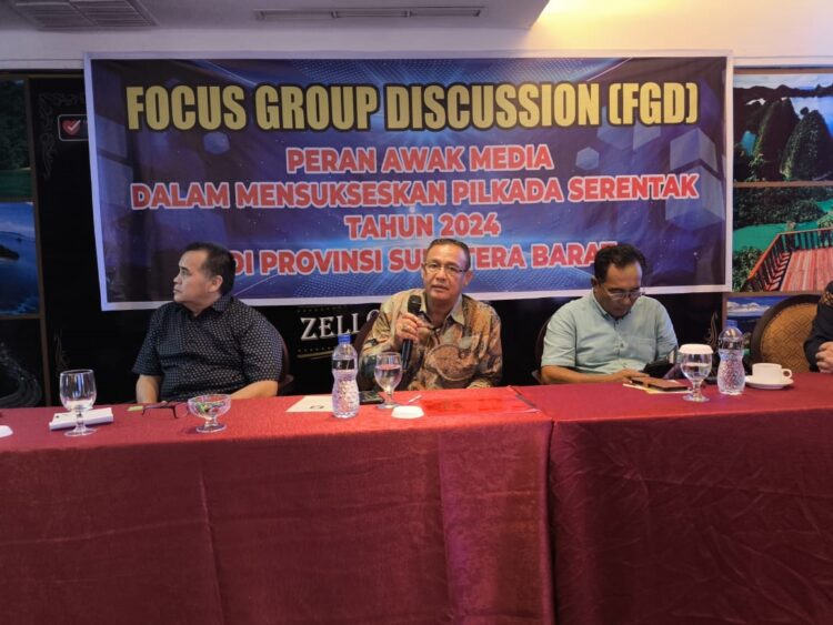 FGD--Kasubdit I Direktorat Intelkam Polda Sumbar AKBP Zulkafde , Sekretaris PWI Sumbar Firdaus Abie dan Ketua FWP Sumbar Novrianto dalam Focus Group Discussion (FGD) tentang “Peran Awak Media dalam Mensukseskan Pilkada Serentak tahun 2024”,  di Hotel Basko Padang.