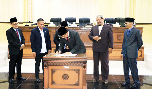 DPRD Ketuk Palu, PDAM Tirta Antokan Sah jadi Perusahaan Daerah Air Minum 1 KETUA DPRD Agam Dr Novi Irwan saat menandatangani pengesahan perda Perumda Air Minum Tirta Antokan.