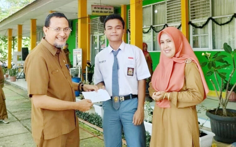 Kisah Anak Juru Masak Kuliah Gratis di PNP, Bebas Uang Kuliah, Dapat Uang Saku dan Magang di Semen Padang 1 BERPRESTASI— Cikal Perdana Putra (18), menerima hadiah dari gurunya dalam salah satu kegiatan classmeting. Selama duduk di bangku SMA, Cikal termasuk salah satu siswa yang selalu masuk rangking 10 besar.