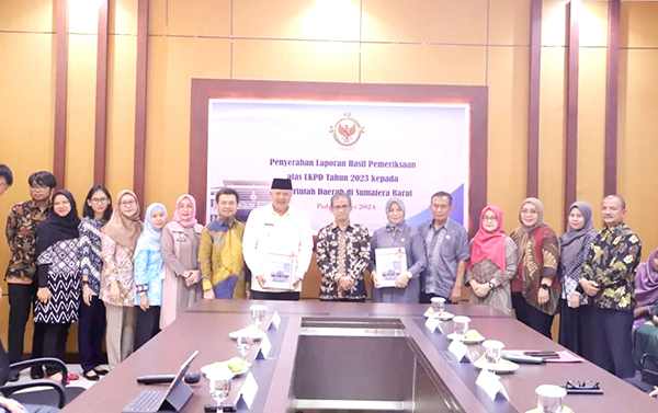 8 Kali Berturut, Pemko Solok Raih Opini Wajar Tanpa Pengecualian (WTP) 1 Foto bersama usai Wali Kota Solok Zul Elfian menerima LHP atas LKPD Kota Solok Tahun 2023 dari Kepala BPK RI.