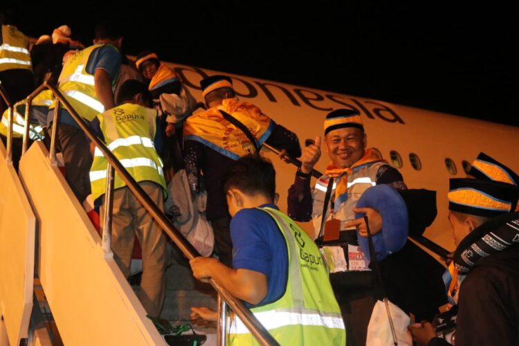 diberangkatkan --Jemaah Haji Kloter 7 (Tujuh) Embarkasi Padang  diberangkatkan dari (BIM) menuju Bandara Internasional Amir Muhammad Bin Abdul Aziz Madinah dengan pesawat Garuda Indonesia Boeing 777 Seri 300 ER dengan nomor penerbangan GIA 3307 pada pukul : 22.45 WIB.