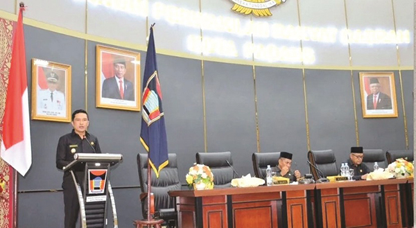 Pencapaian PAD Kota Padang Tahun 2023 Rp 658,74 Miliar 1 MENYAMPAIKAN--Wakil Wali Kota Padang Ekos Albar menyampaikan Nota Keuangan Pengantar Pertanggungjawaban Pelaksanaan Anggaran Pendapatan dan Belanja Daerah Kota Padang Tahun Anggaran 2023 dalam Rapat Paripurna DPRD Kota Padang.