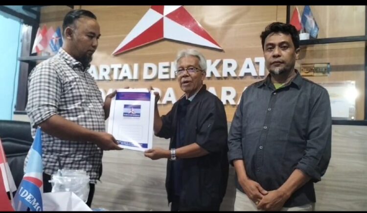 H. Suherman Daftar Bacalonbup Tanahdatar di Demokrat Provinsi Sumbar 1 Yundri Tajung alias Angku Uban wakili H. Suherman ambil formulir Bacalonbup Tanahdatar di Padang. (chandra antoni)