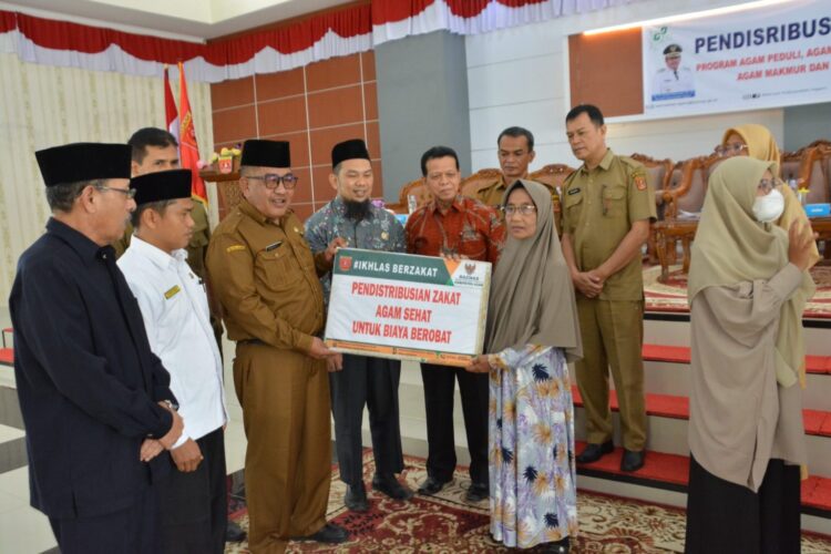 260 Mustahik Terima Program Zakat Pemerintah Daerah 1 PENDISTRIBUSIAN ZAKAT— Baznas Kabupaten Agam mendistribusikan zakat kepada 260 mustahik, Senin (20/5) di Balairung Rumah Dinas Bupati.