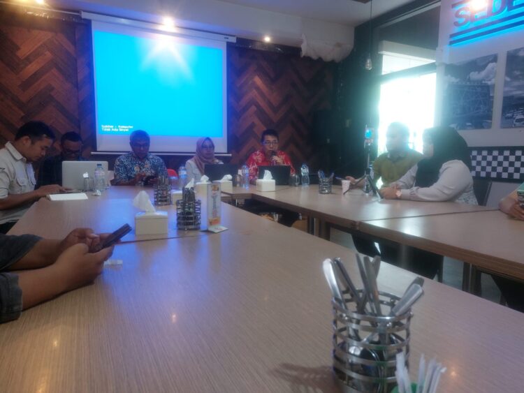 Hati-hati Bahaya Bromat pada Air Minum Kemasan, BBPOM Padang Ancam Tarik Produk dan Cabut Izin jika Tidak Penuhi Syarat 1 Diskusi bertajuk “Ada Bromat Berlebih pada AMDK” yang digelar oleh KlikPositif.com, Rabu (22/5) di salah satu rumah makan di Kota Padang.