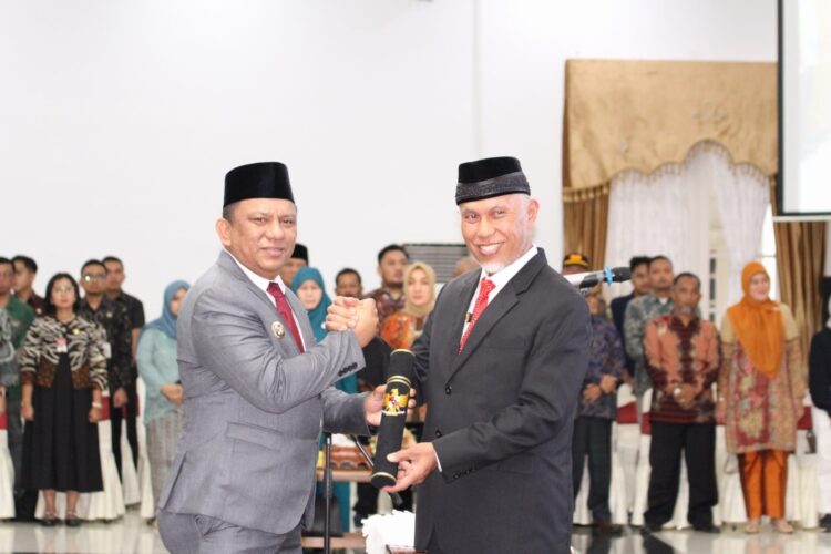 SERAHKAN SK--Gubernur Sumatera Barat Mahyeldi Ansharullah menyerahkan Surat Keputusan Mendagri tentang Perpanjangan Masa Jabatan Pj Bupati Kepulauan Mentawai kepada Fernando Jongguran Simanjuntak.