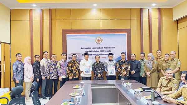 WAKIL Bupati Pasbar H. Risnawanto didampinggi Ketua DPRD Pasbar, H. Erianto usai menerima Opini WTP dari BPK RI Perwakilan Sumbar. (