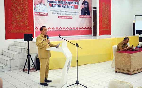 Bundo Kanduang Butuh Penguatan Kapasitas, Miliki Peran Penting dalam Keluarga dan Masyarakat Minangkabau 1 Kepala Dinas Kebudayaan Sumbar, Jefrinal Arifin mewakili Gubernur Sumbar beri sambutan pada pembukaan bimtek peningkatan kapasitas Bundo Kanduang, Selasa (7/5) di Museum Adityawarman, Padang.