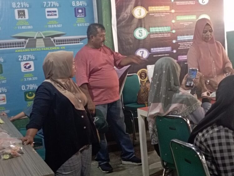 Ketua DPC PKB Tanahdatar Indra Gunalan gelar konfrensi pers bantu korban banjir bandang. (chandra antoni)