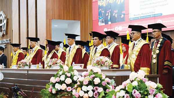 Wisuda Angkatan 91 Tahun Akademik 2023/2024, UIN IB Padang Luluskan 1.124 Wisudawan Program Diploma, Sarjana, Magister, dan Doktor 1 REKTOR, Wakil Rektor, Dekan dan Civitas Akademika UIN Imam Bonjol Padang dalam Rapat Senat Terbuka.