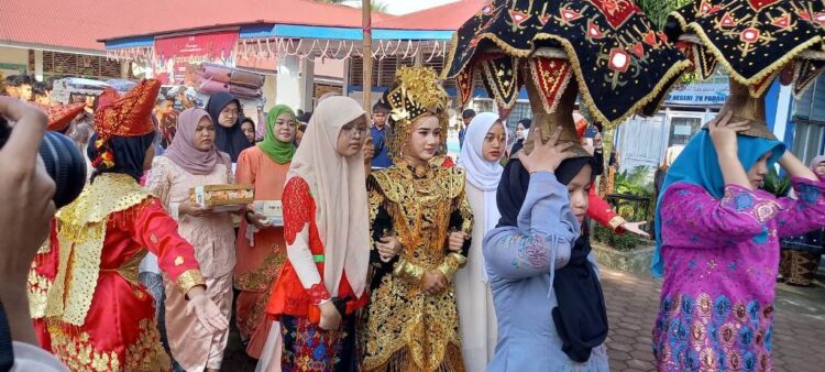 MANYERAK BAREH KUNIANG— Siswa dan siswi SMPN 28 Padang menampilkan kreativitas berkesenian dan Babako Babaki serta berpetatah-petitih kebudayaan Minangkabau, dengan tema “Manyerak Bareh Kuniang Manyambuik Anak Daro, Selasa (7/5).