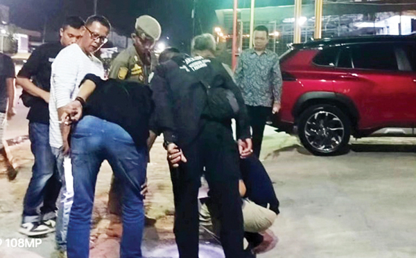 Pemilik Usaha Kedapatan Buang Limbah Dapur ke Selokan dan Jalan 1 BUANG LIMBAH KE SELOKAN— Tim gabungan dari DLH Kota Padang dan Satpol PP, mendatangi langsung pelaku usaha yang didapati melakukan pelanggaran Perda Nomor 2 Tahun 2023 tentang Air Limbah Domestik. Pelaku usaha sengaja membuang limbah dapurnya ke selokan dan jalan umum.