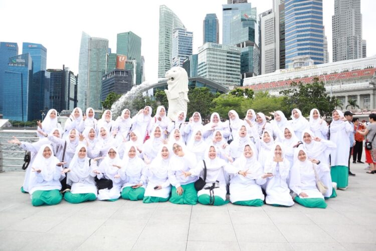 Santri MTsS Diniyyah Puteri Studi Ilmiah ke Singapura dan Malaysia 1 FOTO BERSAMA—40 orang santri kelas VIII Madrasah Tsanawiyah Swasta Diniyyah Menengah Pertama (MTsS DMP) Diniyyah Puteri foto bersama saat melaksanakan studi ilmiah ke Singapura dan Malaysia pada 19-25 Mei lalu.
