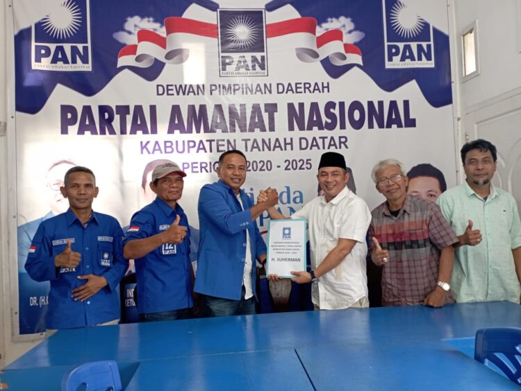 H. Suherman Mendaftar Ke PAN 1 Politisi Nasdem H. Suherman serahkan berkas pendaftaran Bacalonbup di DPC PAN Tanahdatar. (chandra antoni)