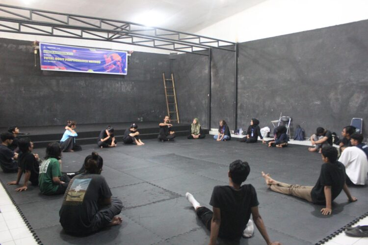 Komunitas Indonesia Performance Syndicate Gelar Pertunjukan Kontemporer Legaran Svarnadvipa Juni Nanti 1 Salah satu kegiatan workshop Total Body Performance Method di Padang Panjang