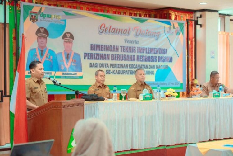 BIMTEK— Asisten II Setdakab,Muhadiris saat membuka acara Bimbingan teknis implementasi perizinan berusaha berbasis risiko, bagi duta perizinan Kecamatan dan Nagari se Kabupaten Sijunjung tahun 2024.