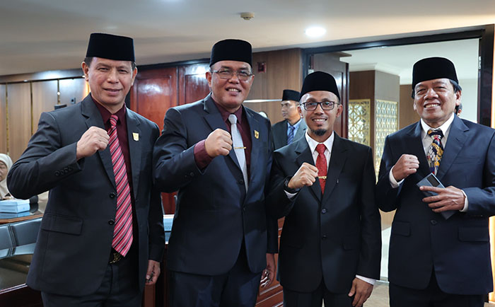 Rapat Paripurna Penyerahan LHP BPK atas LKPD Tahun 2023, Sumbar Kembali Raih Opini WTP ke 12 Kali, Supardi: Semoga Pelaksanaan Program dan Pelayanan Publik Semakin Berkualitas 1 Kompak-- Ketua dan Wakil Ketua DPRD Sumbar kompak dan bangga dengan keberhasilan Pemprov Sumbar meraih Opini WTP ke 12 kalinya.