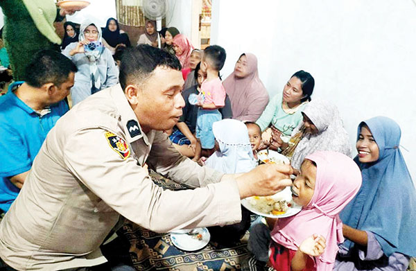 50 Anak di Banuaran Lubeg Ikuti Program Dagozi 1 PROGRAM DAGOZI— Puluhan anak di Kelurahan Banuaran, Kecamatan Lubeg, mendapat makanan tamabahan melalui program Dapur sehat Go Gizi (Dagozi). Program ini merupakan inovasi Pemerintah Kecamatan Lubeg untuk mengatasi stunting
