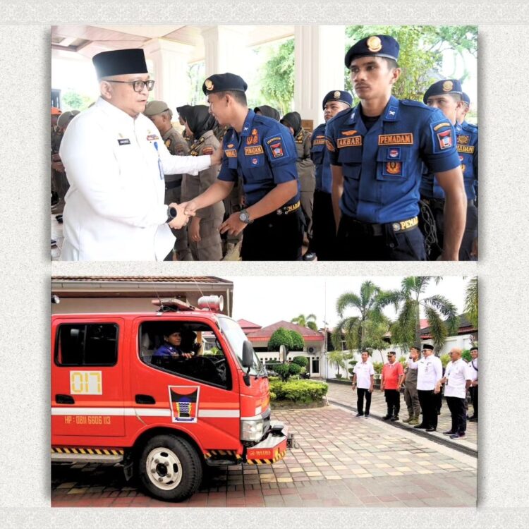 PENGIRIMAN PERSONEL GABUNGAN— Plh Wali Kota Padang, Andree H Algamar melepas satu pleton personel gabungan Damkar dan Satpol PP Kota Padang, untuk membantu pemulihan bencana di Kabupaten Tanah Datar. Pelepasan ini dilaksanakan di Rumah Dinas Wali Kota Padang, Rabu (15/5).