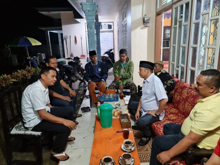 Politisi PPP dan Nasdem serta Tomas Jamu H. Suherman 1 Politisi PPP Agus Topik dan Nasdem Khairul Abdi bersama Tomas Nagari Andaleh jamu Bacalonbup H. Suherman. (chandra antoni)