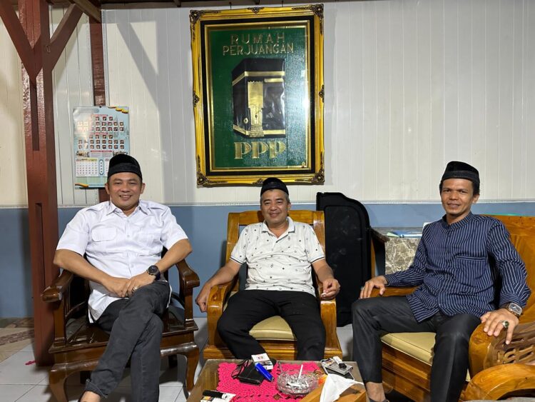 H. Suherman foto bersama Anggota DPRD F. PPP Yalpema Jurin serta salah seorang niniak mamak yakni Dt. Parpatiah nan Sabatang. (chandra antoni)