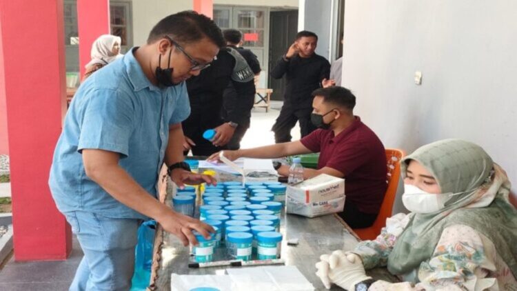Pastikan tak Terlibat Narkoba, 59 Pegawai Lapas Padang Jalani Tes Urine 1 PEMERIKSAAN URINE— Sebanyak 56 petugas pengamanan Lapas Kelas IIB A Muaro Padang mengikuti tes urine, Jumat (3/5) lalu. Kegiatan ini guna memastikan integritas pegawai, serta memastikan seluruh pegawai tidak terlibat narkoba.