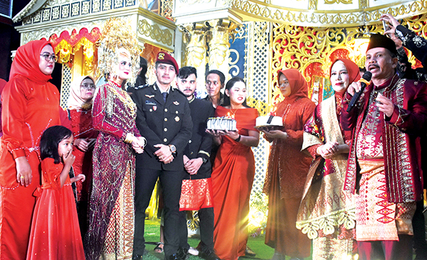 Ketua DPC Partai Demokrat Kota Padang Surya Jufri,S.Sos Baralek Gadang 1 ADA acara resepsi pernikahan Reval dengan Aprine pada bulan mei ini juga merayakan ulang tahun Briptu Reval Surya Wahyu Perdana,SE,MH ucapan selamat dari kedua orang tuanya dan saudaranya.