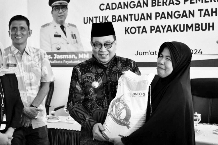 SERAHKAN BANTUAN BERAS— Pj Wali Kota Payakumbuh Jasman Dt. Bandaro Bendang menyerahkan secara simbolis bantuan cadangan beras pemerintah (CBP) tahap II.
