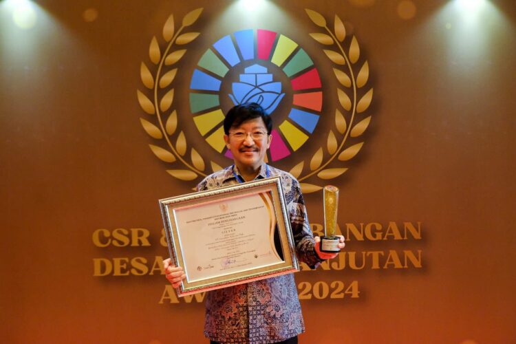 TERIMA PENGHARGAAN-Marco Sumampouw, Direktur Smartfren saat menerima penghargaan kategori silver dalam Corporate Social Responsibility & Pengembangan Desa Berkelanjutan Awards 2024 di Jakarta.