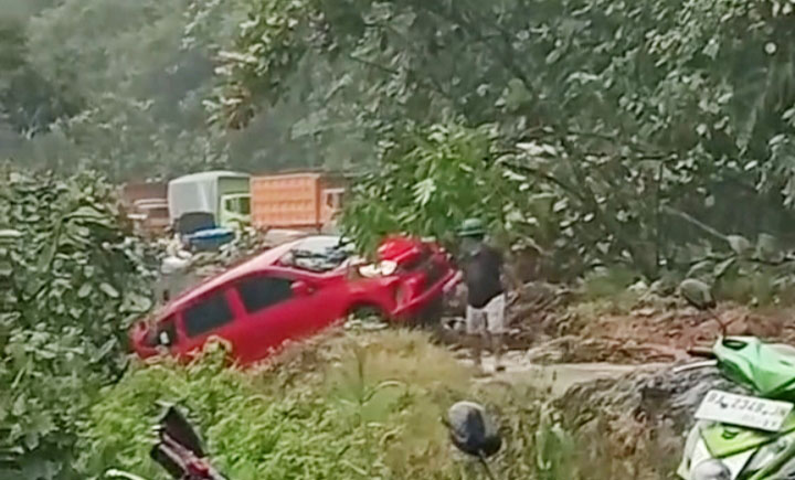 LONGSOR— Longsor yang terjadi di kawasan Sitinjau Lauik, Kelurahan Indarung, Kecamatan Lubuk Kilangan, Kota Padang.