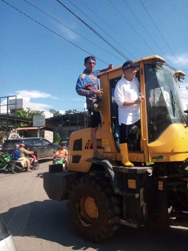 H. Suherman Terjun Langsung ke Lokasi Bencana Banjir Bandang 1 H. Suherman terjun langsung ke lokasi bencana dengan menggunakan alat beratnya mencari korban hilang. (chandra antoni)