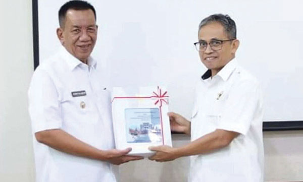 BUPATI Pessel, Rusma Yul Anwar, saat menerima Opini WTP dari kepala BPK RI 
perwakilan Sumbar, Arif Agus.