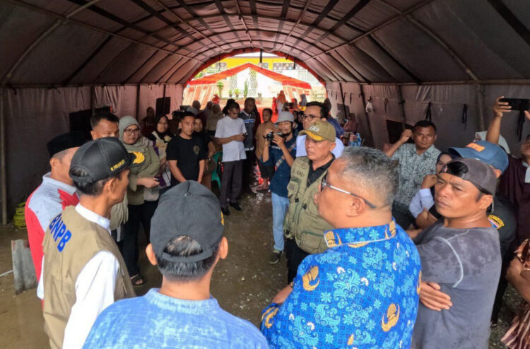 Pengungsi Sungai ManauGembira Dikunjungi Wabup, 70 KK masih Mendiami Mudiak Sungai Manau 1 ARAHAN— Wakil Bupati Solok Selatan H. Yulian Efi saat memberikan arahan pada tim yang terjun langsung ke lapangan untuk melihat kondisi para korban Banjir bandang dan longsor.