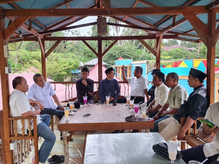 H Suherman Rawat Persaudaraan Dengan Tokoh Masyarakat dan Niniak Mamak Sungai Tarab 1 H Suherman saat bersilaturahmi dengan tokoh masyarakat dan niniak mamak kecamatan Sungai Tarab. (chandra antoni)